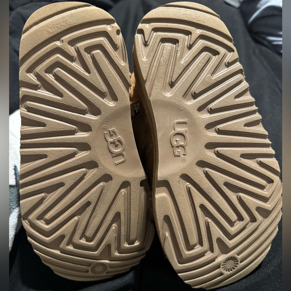 UGG Nuemel Boys Cozy Boot - Picture 8 of 9